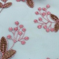 Rosa Blumen bestickter Tüllstoff aus 100 % Polyester