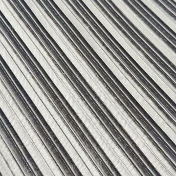 Geknitterter, plissierter Jerseystoff aus Polyester