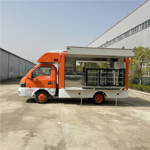 Personalização exclusiva de food truck no mercado noturno