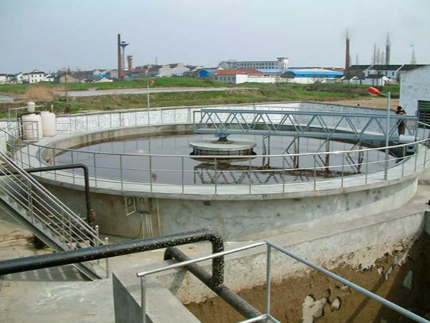 Raspador de lodo de acionamento central