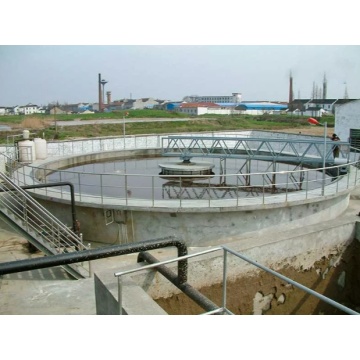 Raspador de lodo de acionamento central