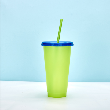 Portable color changing plastic water cup with straw