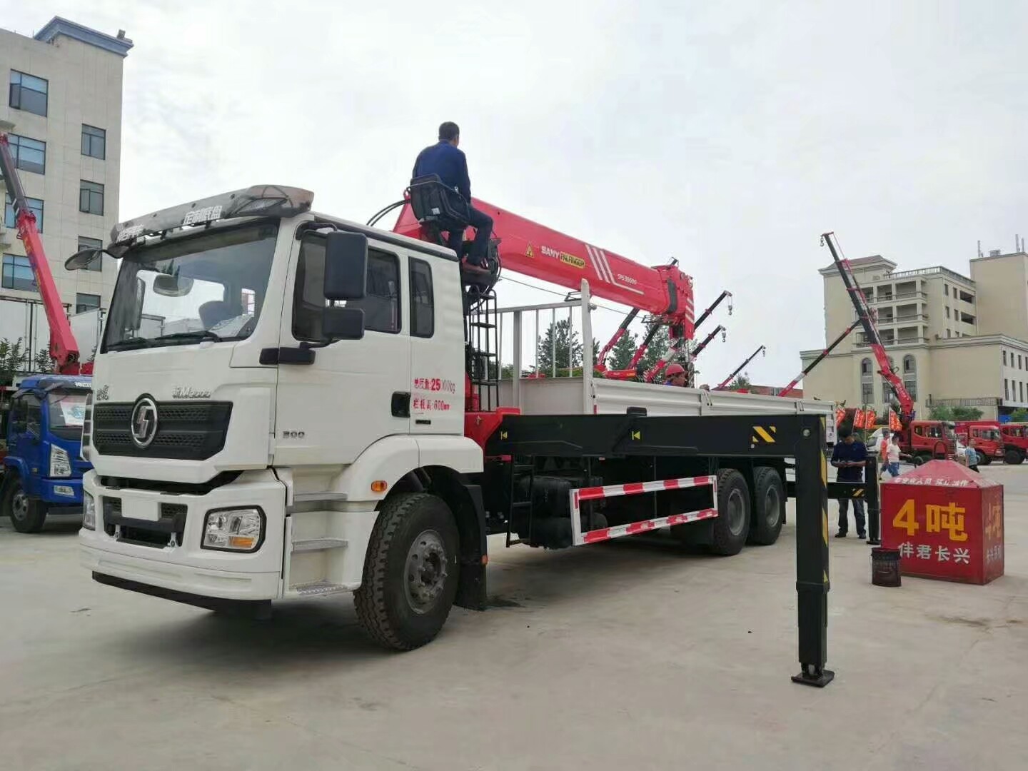 25T cargo truck mounted 12T lifting crane