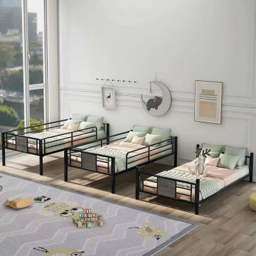 Μονή και διπλό στρώμα σιδερένια κρεβάτια σε κοιτώνες φοιτητών νηπιαγωγείου, κρεβάτια διαμερισμάτων με κοιτώνα, νούμερο τριών επιπέδων παιδιών