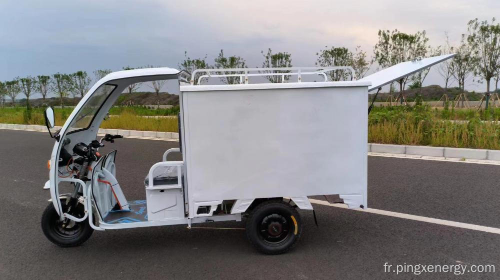 Exprimez un véhicule électrique à trois roues avec carrie