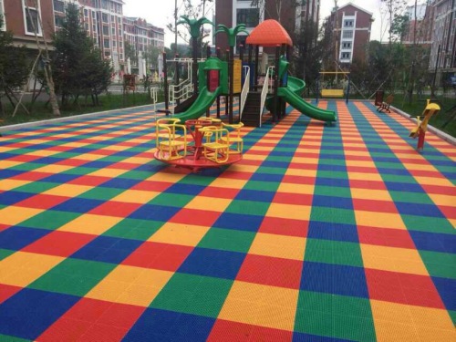 Patio de juegos para niños con azulejos entrelazados Mudolar