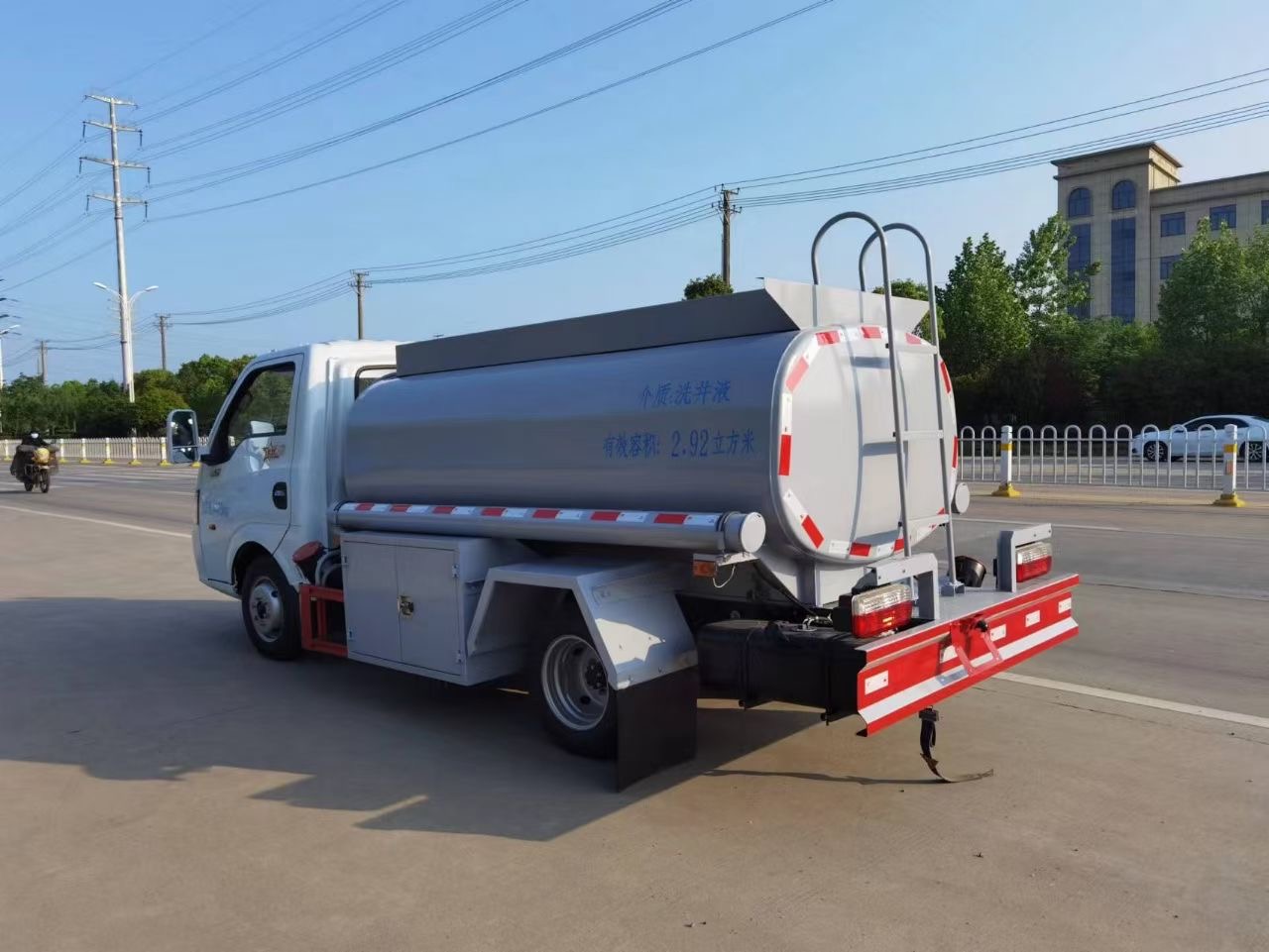 Innovative Fuel Tank Truck with Enhanced Transportation Technology