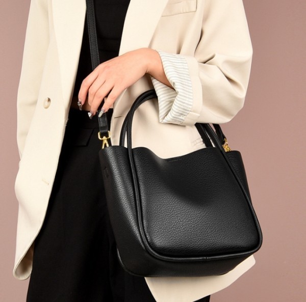 Fashionable Women's Bucket Bag 2025