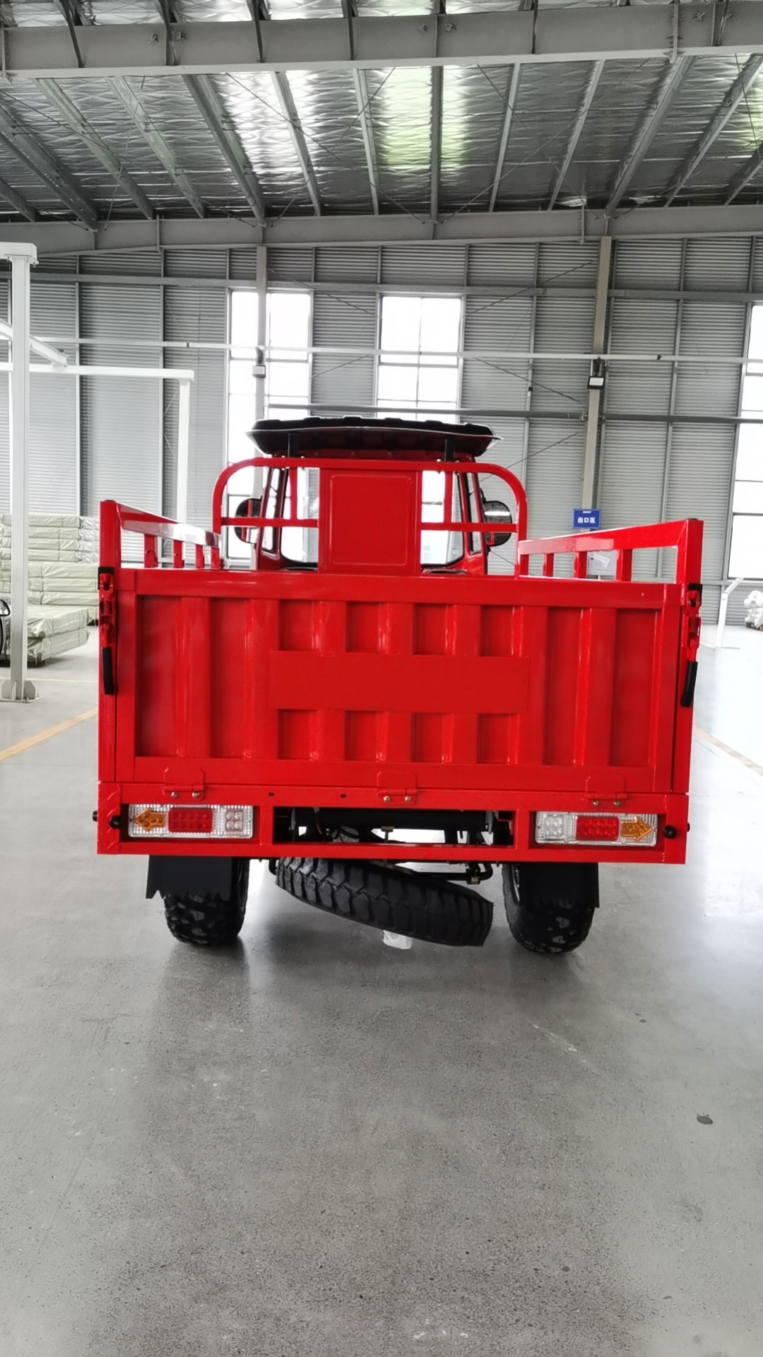 Triciclo semi de cabina para transporte eficiente