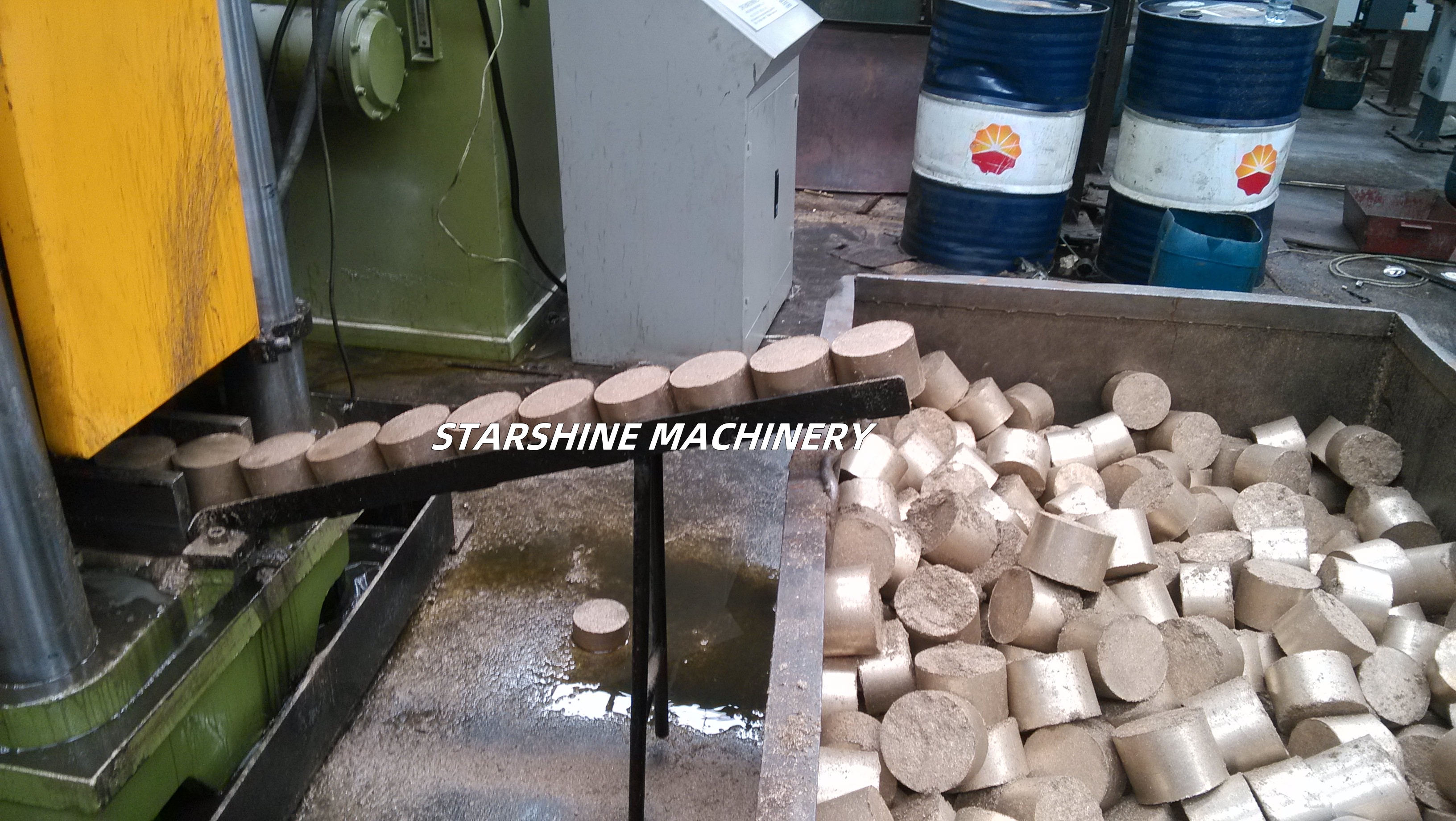 Metal briquetting machine