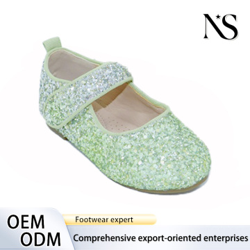 Zapatos infantiles brillantes y cómodos para reuniones pequeñas