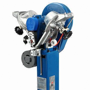 Snap button attaching machine with fast and safety working
