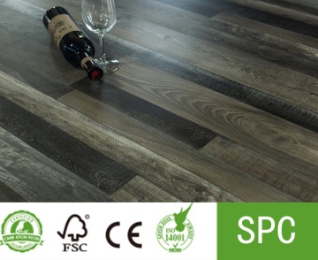 Pavimentazione SPC con rivestimento in vernice UV