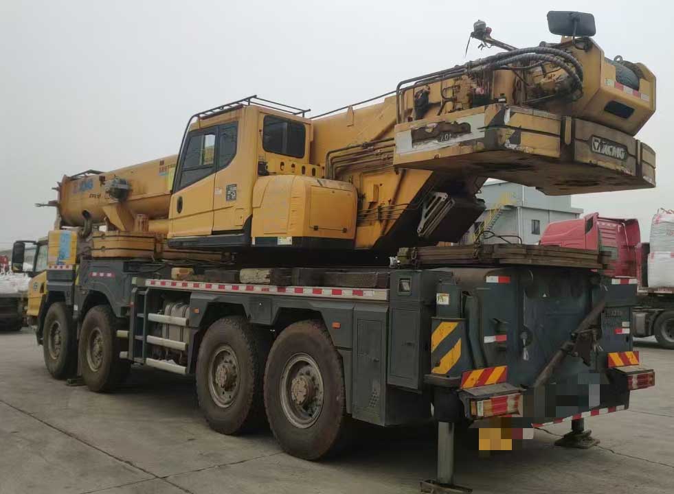 Three-quarter-angle-of-used-lattice-boom-crane-XCT80L6 Three-quarter-angle-of-used-lattice-boom-crane-XCT80L6