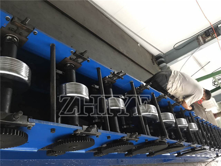 Roll forming machine