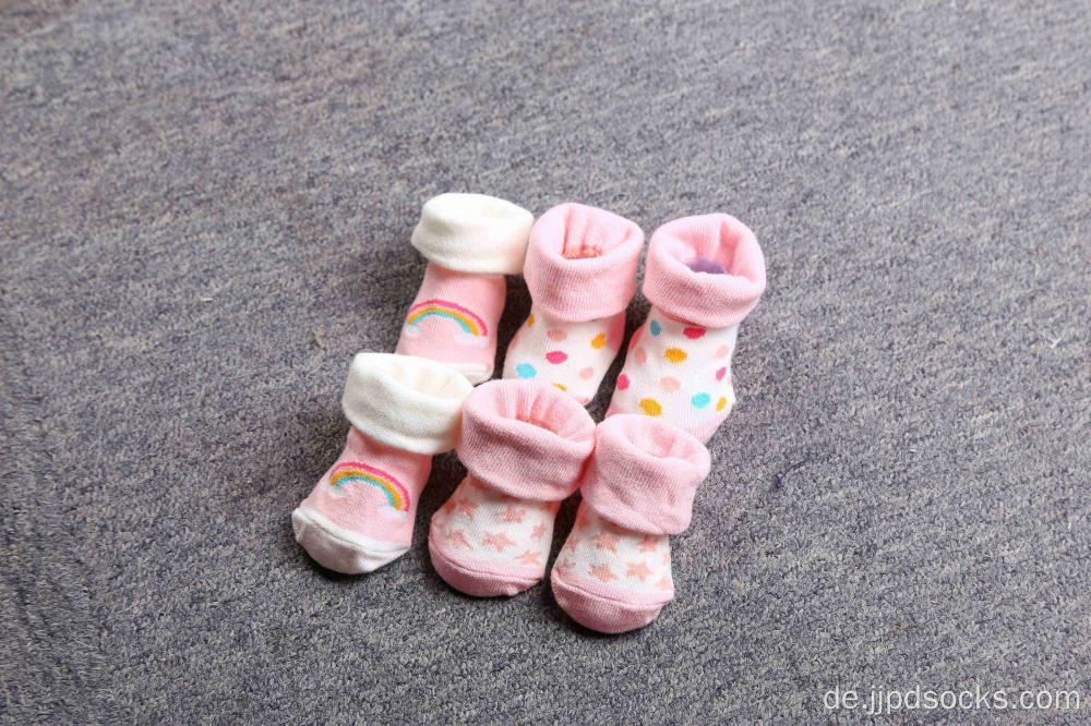 Baby, das hohe Quailty-Baumwollsocken angibt