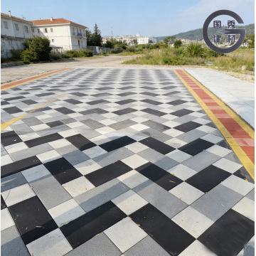 Многоцветный геометрический узор из брусчатки