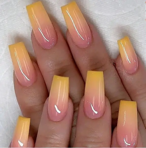 Orange färg lila falska naglar böjda nagelips