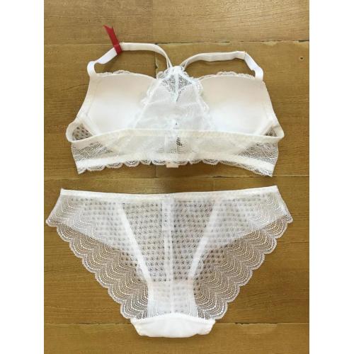 Completo reggiseno con chiusura frontale e slip in pizzo