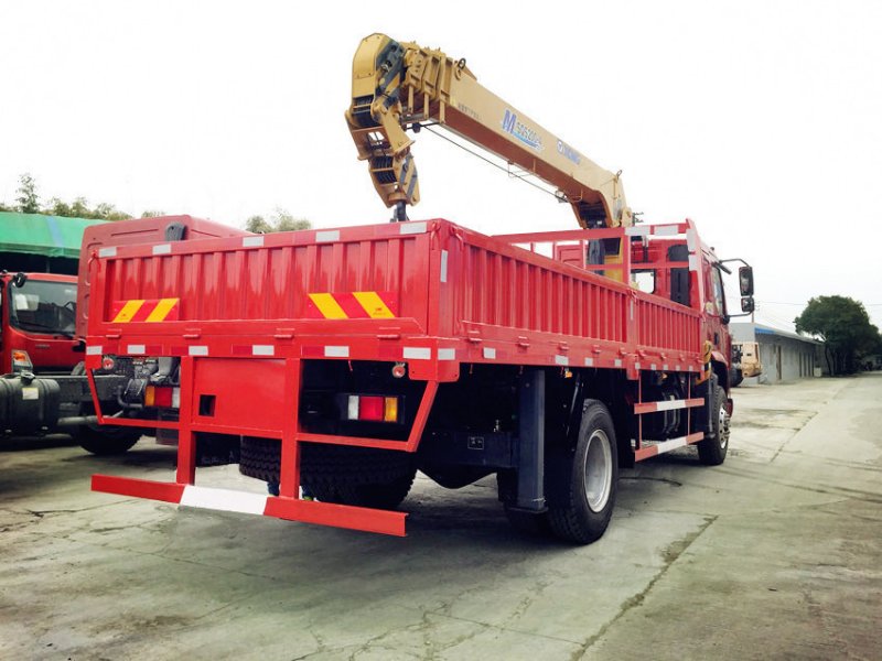 China hot sale and good sale 3 ton truck crane with dongfeng 4x2 small truck crane/small crane truck