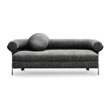 Cama de sofá gris con almohadas