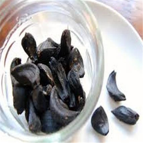 Alimentos orgánicos de ajo negro pelado.