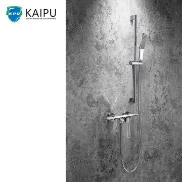 Kamar mandi modern yang terpapar set faucet shower