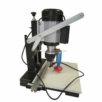 Una máquina de perforación de bisagra de husillo