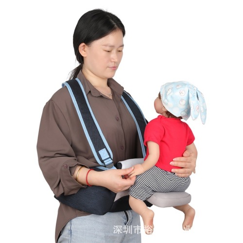Sosteniendo taburetes de bebé para mami