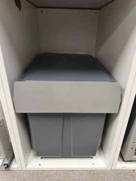 อุปกรณ์ครัวตู้ครัวปิดถังขยะแบบนุ่มสามารถเลื่อนถังขยะในตัวได้