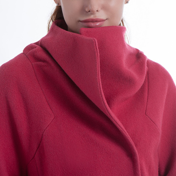 Abrigo de cachemir rojo rosado con cuello vertical.