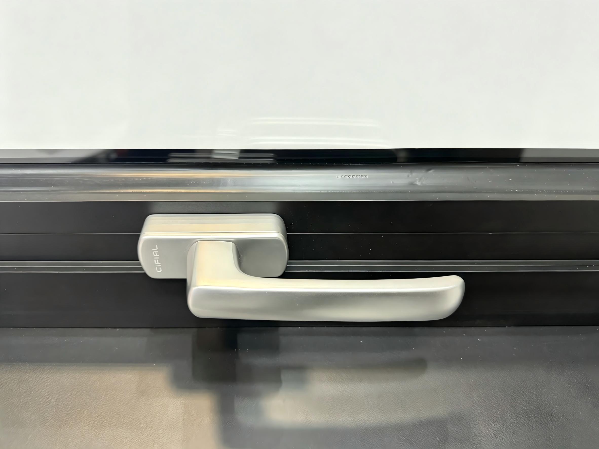 Thermal break aluminum corner detail