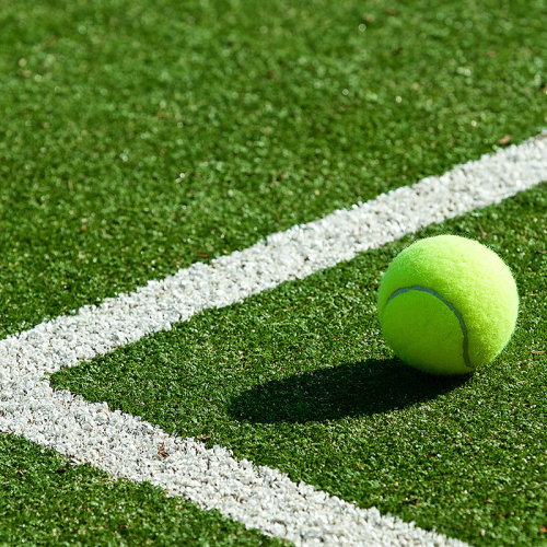 หญ้าเทียมกลางแจ้งที่ใช้สำหรับสนามเทนนิส
