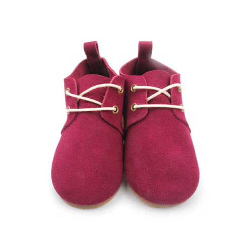 Zapatos rojos de suela dura para niños