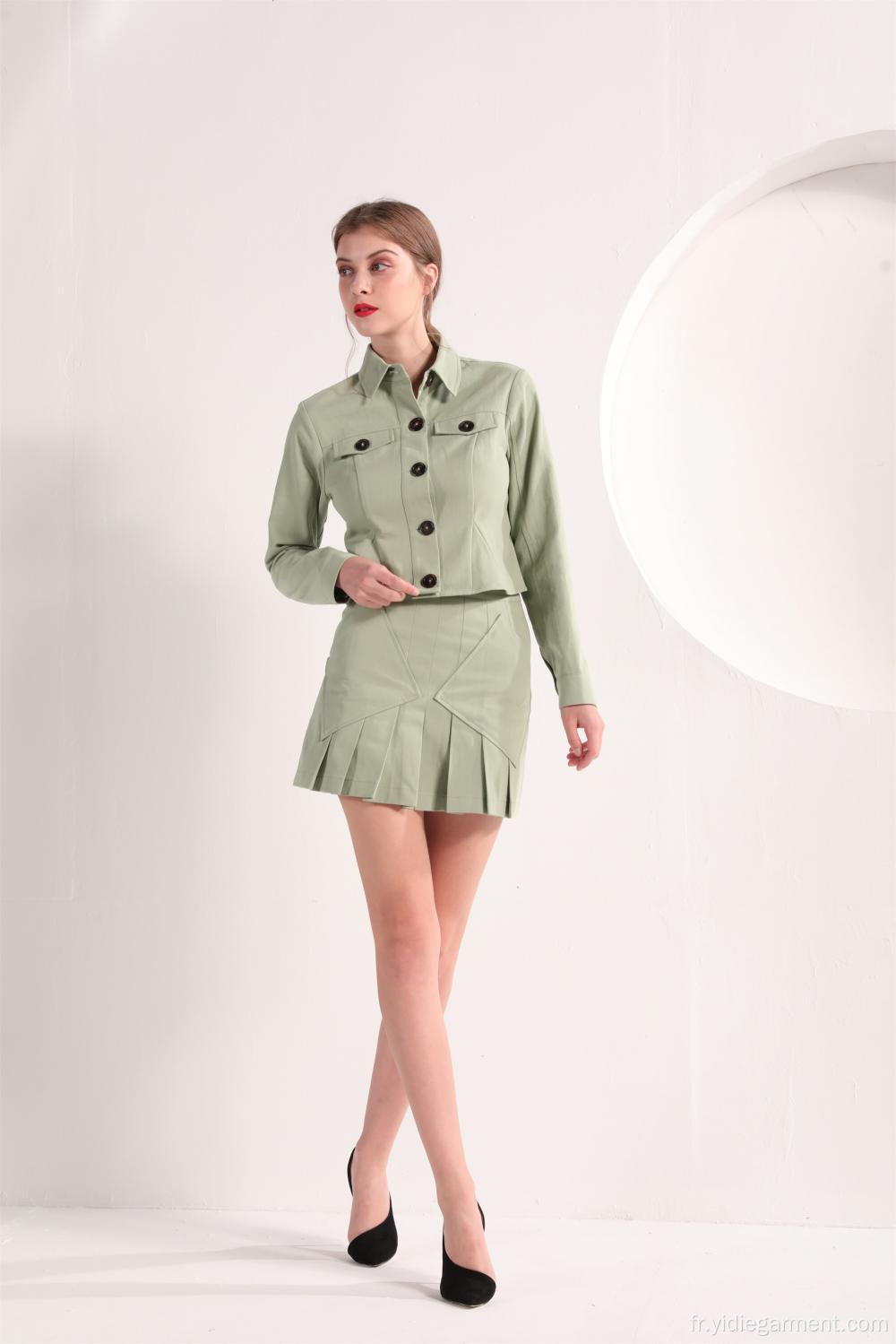 Veste femme vert olive et mini jupe plissée