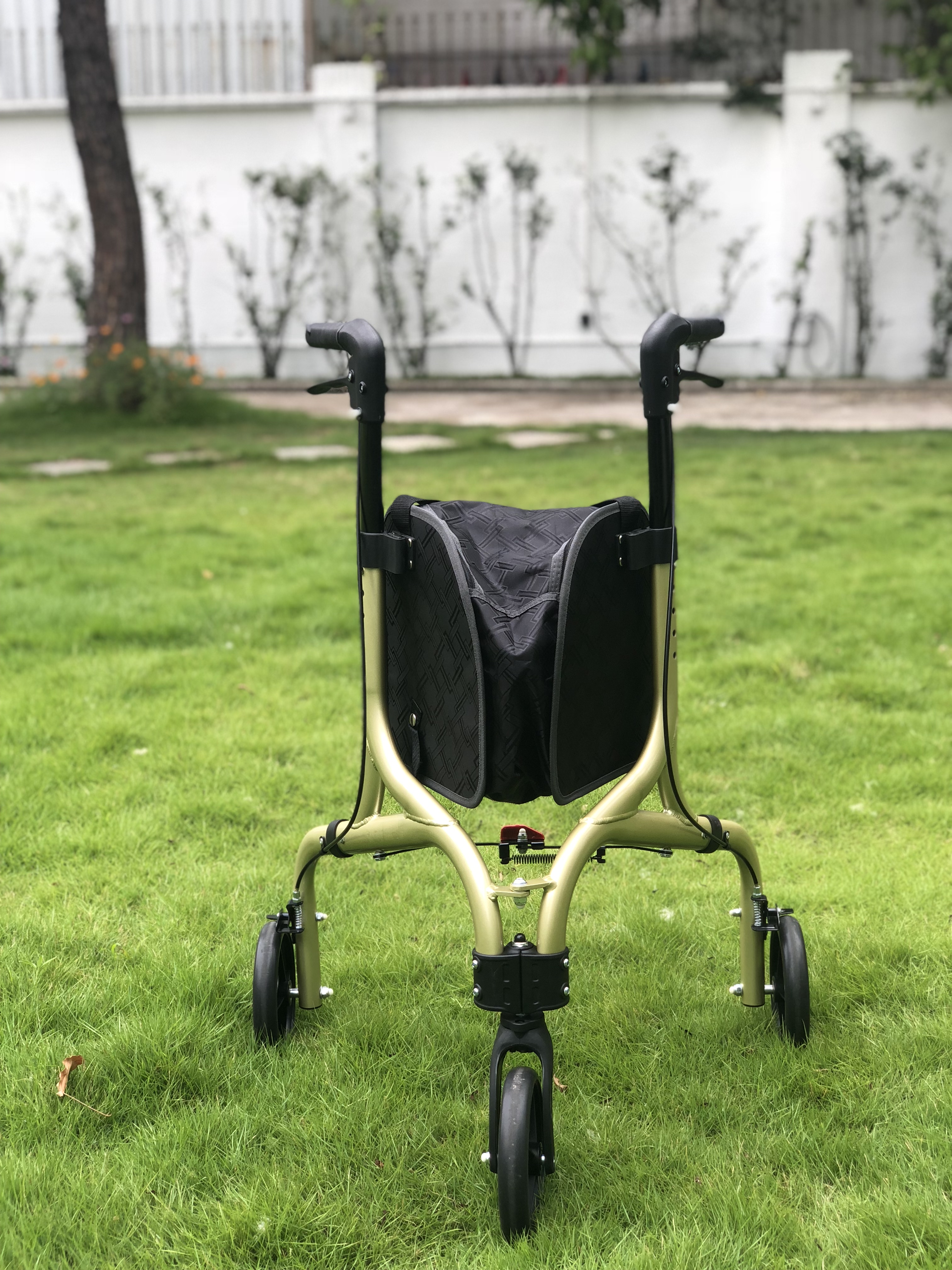 Tonia 3 -wiel wandelhulpmiddelen lichtgewicht rollator met luxe boodschappentas TRB01