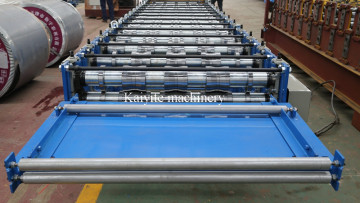Macchina automatica piena delle mattonelle di pavimento con lo strato del ferro
