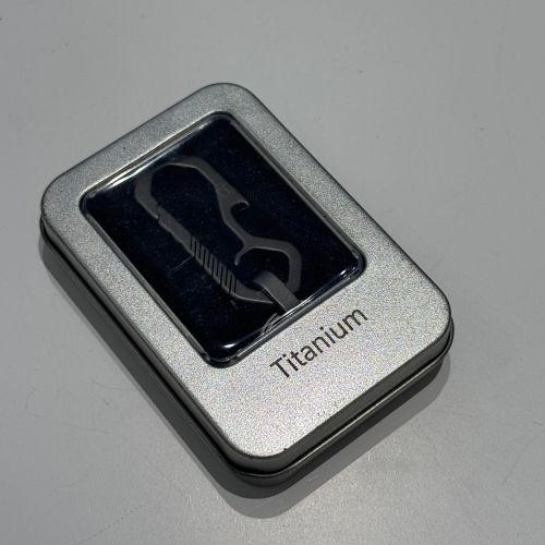 Тытанавы брелка - геаметрычны мінімалізм, штодзённы істотны