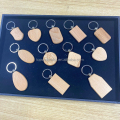 Graverade olika grafik solid trä nyckelringhänge