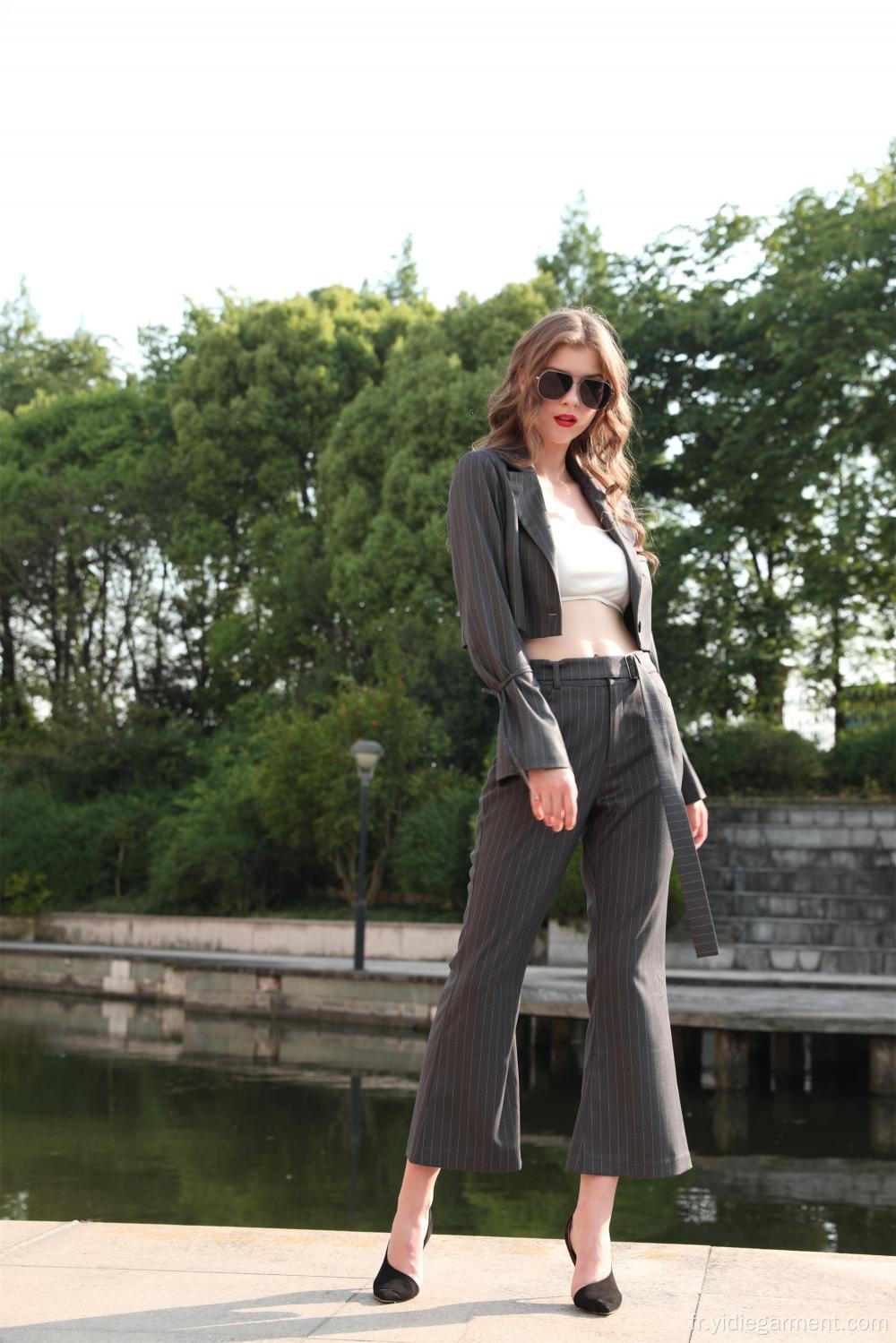 Blazer court et pantalon à rayures pour femmes