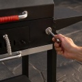 Barbecue au charbon de bois avec étagères latérales et couvercle