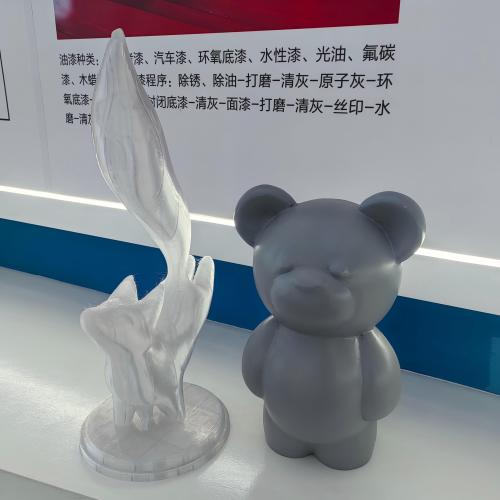 Напечатанные на 3D-принтере художественные прототипы украшений медведя и лисы3D-печатные художественные прототипы украшений медведя и лисы