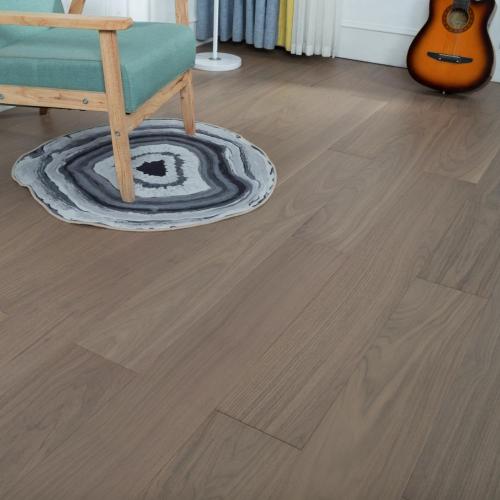 Parquet contrecollé en bois de noyer brossé gris clair chaud