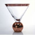 Stamlösa martini -cocktailglasögon med bollbas