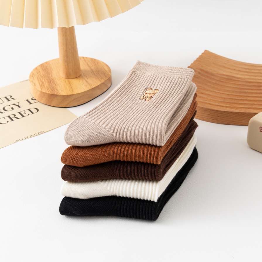 Neutral na kulay ng bear na may burdol na mid-calf medyas