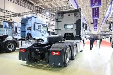 FAW Jiefang J7 Pioneer Edition 640HP 6X4 AMT Tractor Truck Pictures