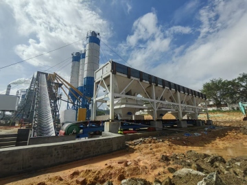 Inclined Belt Conveyor Feeding Concrete Batching Plant