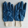 Mit blauem Nitrilflanell gefütterte Handschuhe stricken am Handgelenk