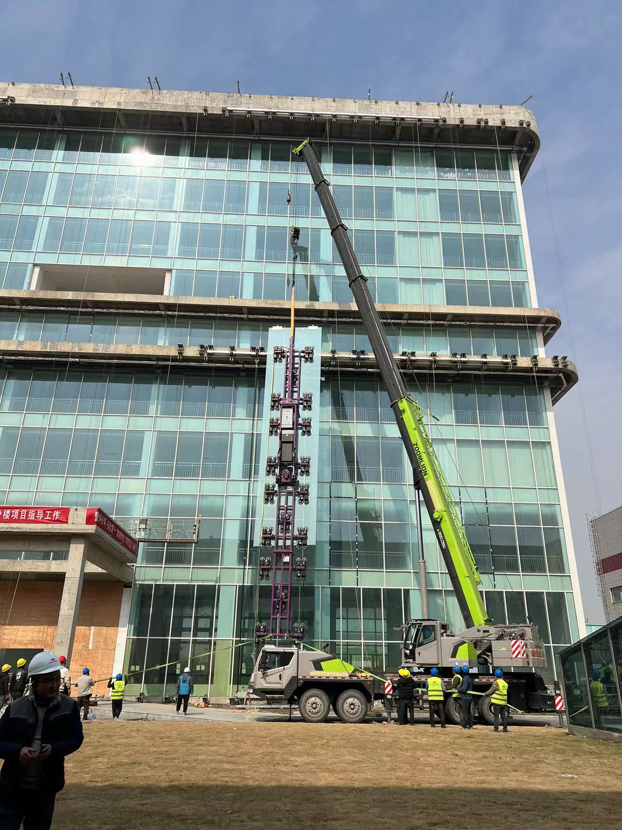 De grootste cambered glazen unit installatie lifter