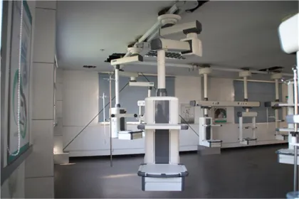 Single arm manual surgical pendant ICU pendant